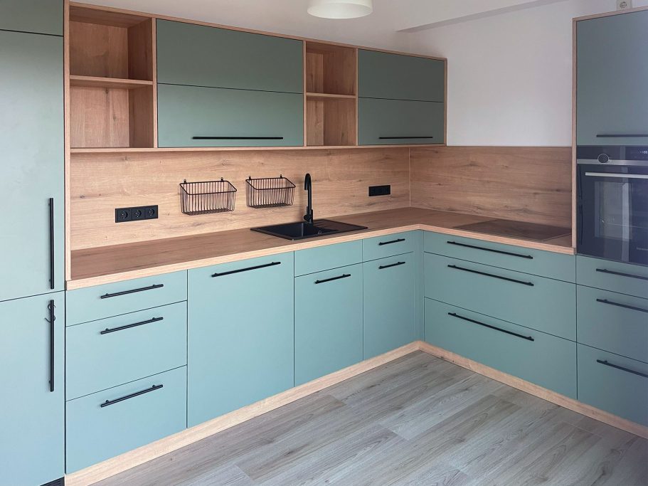 Einbauküche grün Einbauküche mit offenen und geschlossenen Hängeschrankelementen.