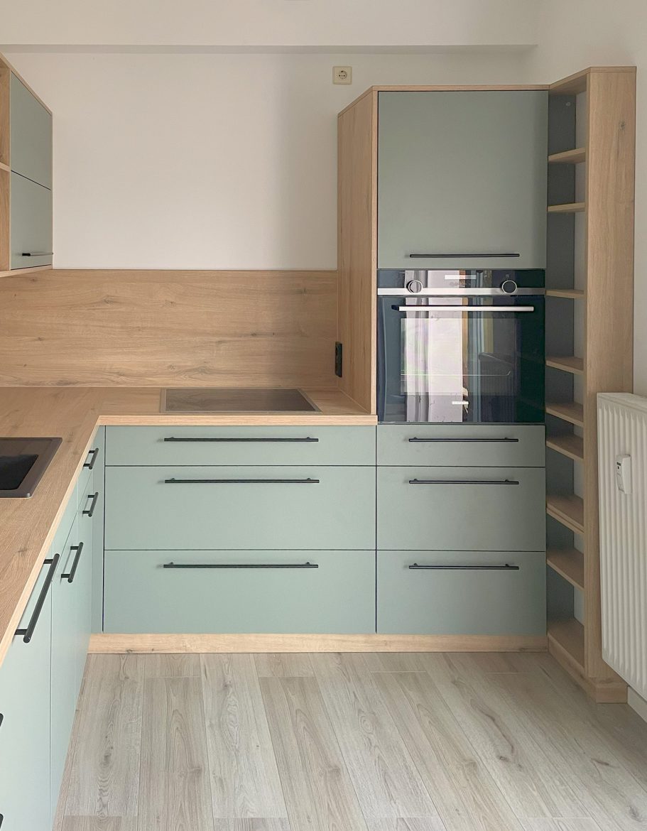 Einbauküche mit Herd und Ofen Ausschnitt grüne Einbauküche, Holzarbeitsplatte mit Kochfeld und Ofen