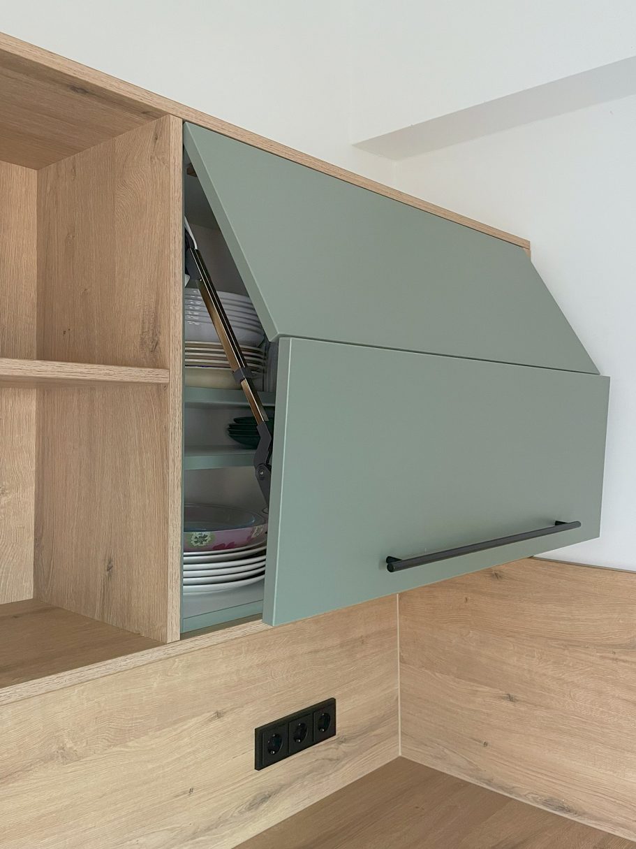 Einbauküche Hängeschrank Ausschnitt Einbauküche Hängeschrank halb geöffnet